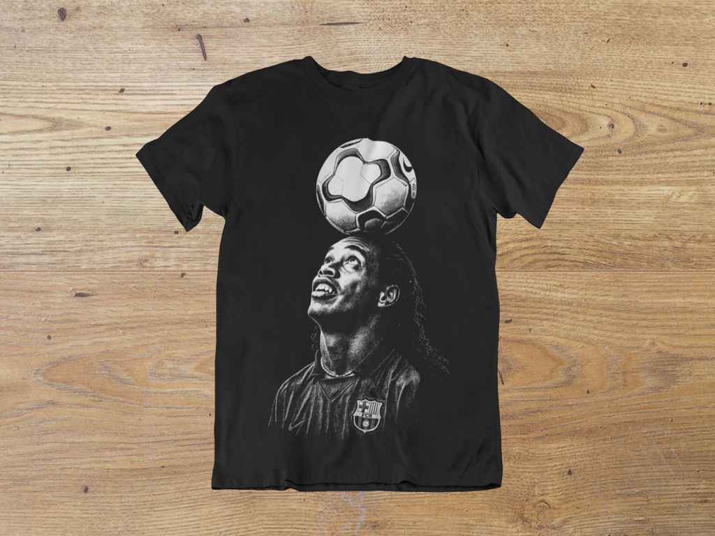 T-shirt Ronaldinho Gaúcho "Magic Touch" – Barcelona Legend Art / Joga Bonito Retro