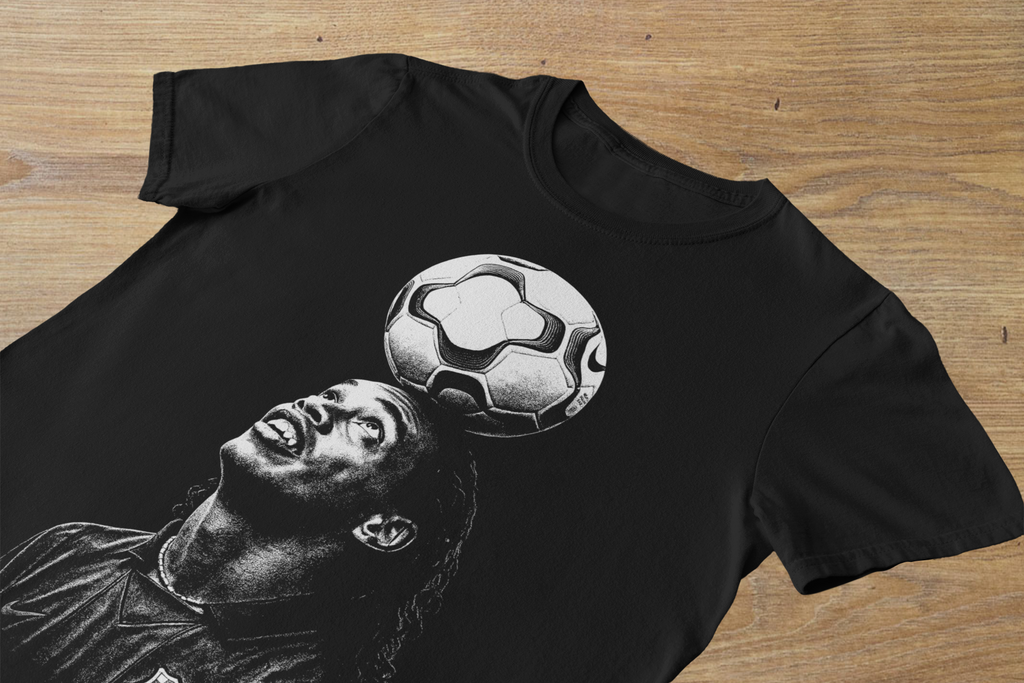 T-shirt Ronaldinho Gaúcho "Magic Touch" – Barcelona Legend Art / Joga Bonito Retro